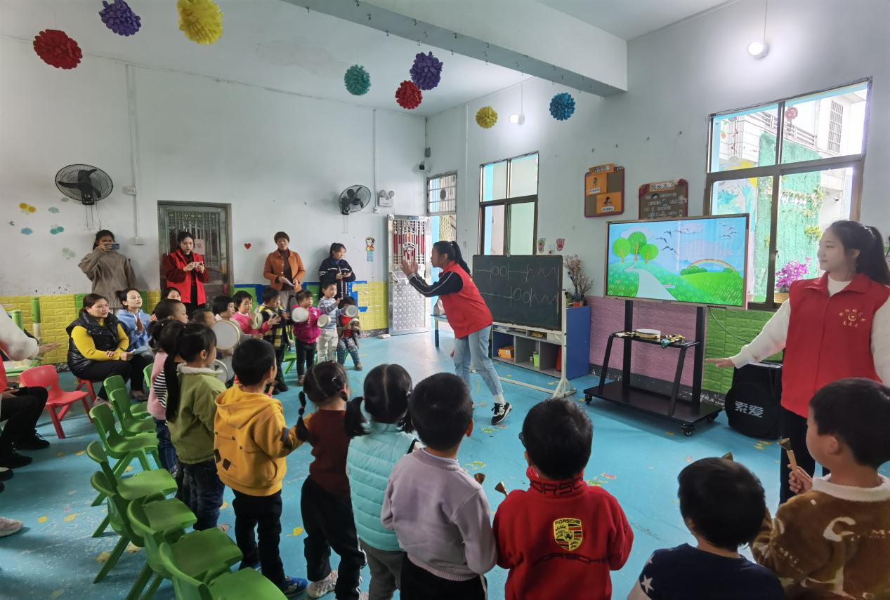 “我為鄉(xiāng)村幼兒園辦實(shí)事”             ——衡陽幼專學(xué)前教育學(xué)院師生為結(jié)對幫扶幼兒園送教送培到園