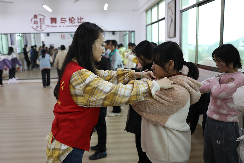 衡陽(yáng)幼兒師范高等?？茖W(xué)校積極開展“百千萬(wàn)‘藝術(shù)童伴’——留守兒童關(guān)愛(ài)工程”支教幫扶活動(dòng)