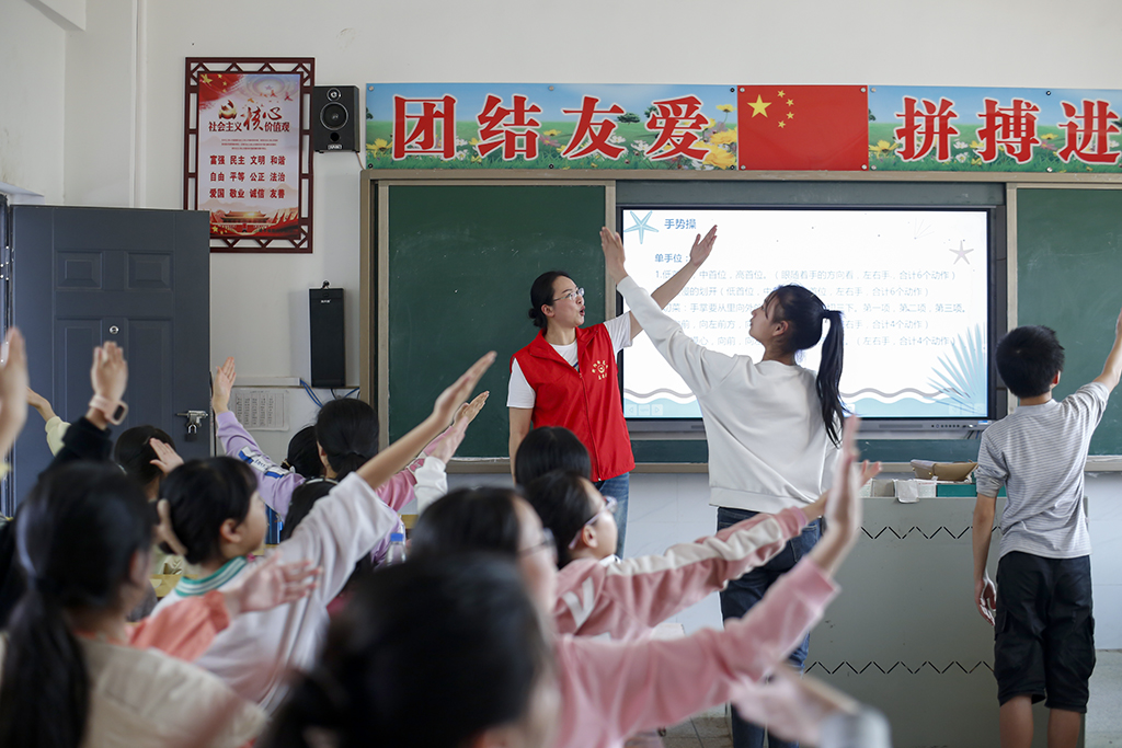 衡陽幼兒師專小學(xué)教育系赴衡南縣硫市聯(lián)合學(xué)校中心小學(xué)開展留守兒童結(jié)對(duì)幫扶工作