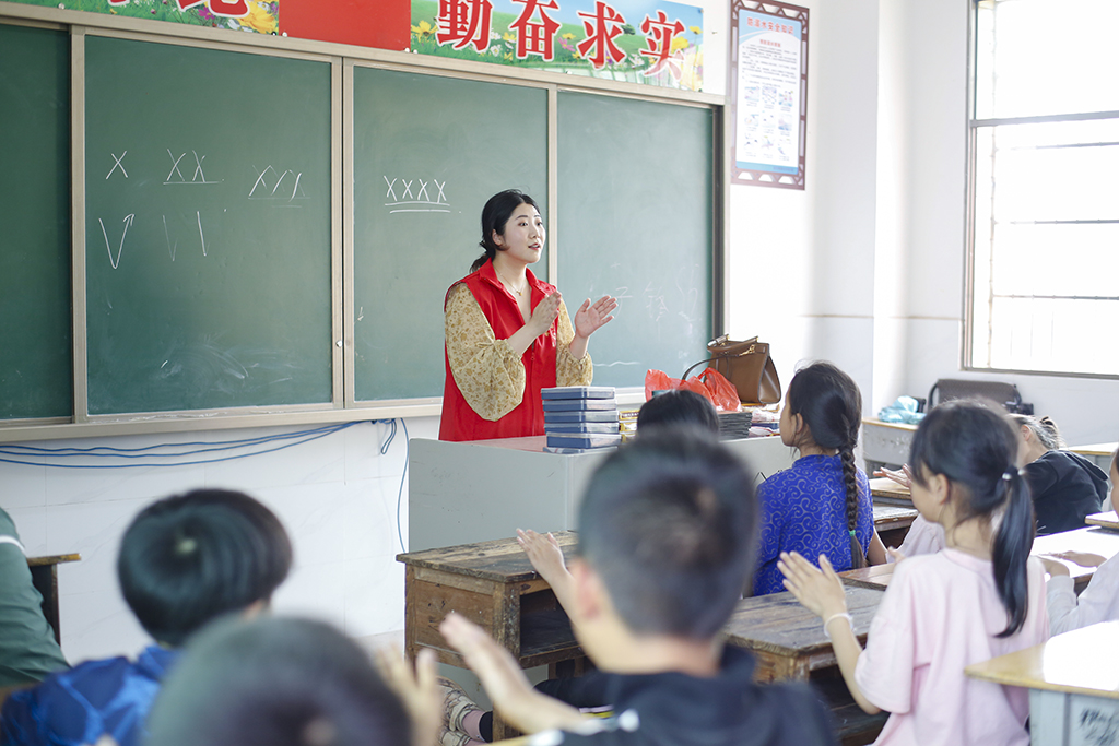 衡陽幼兒師專小學(xué)教育系赴衡南縣硫市聯(lián)合學(xué)校中心小學(xué)開展留守兒童結(jié)對(duì)幫扶工作